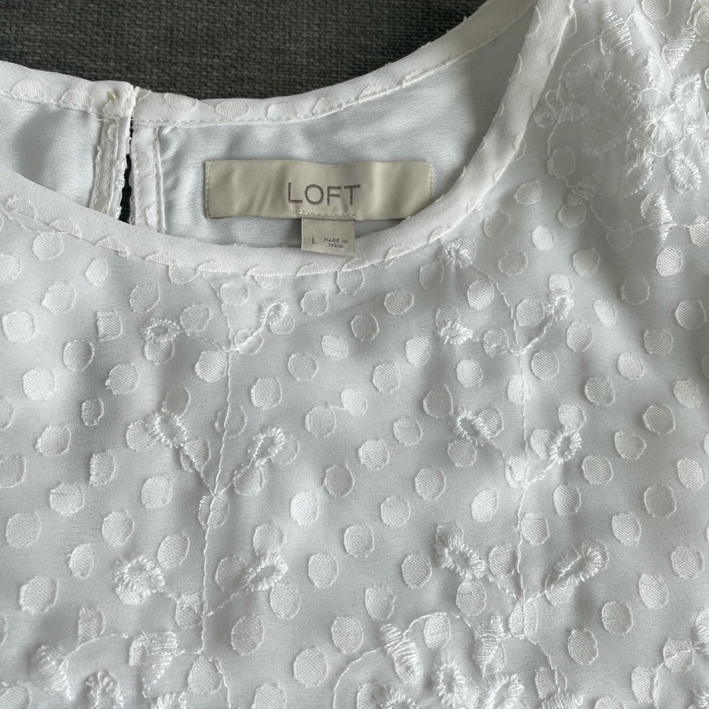 NWOT Super cute Loft blouse with puff sleeves! - Picture 8 of 10